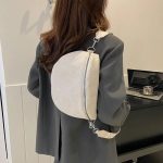 accessoire en daim blanc bandoulière