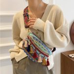 femme portant sac banane ethnique